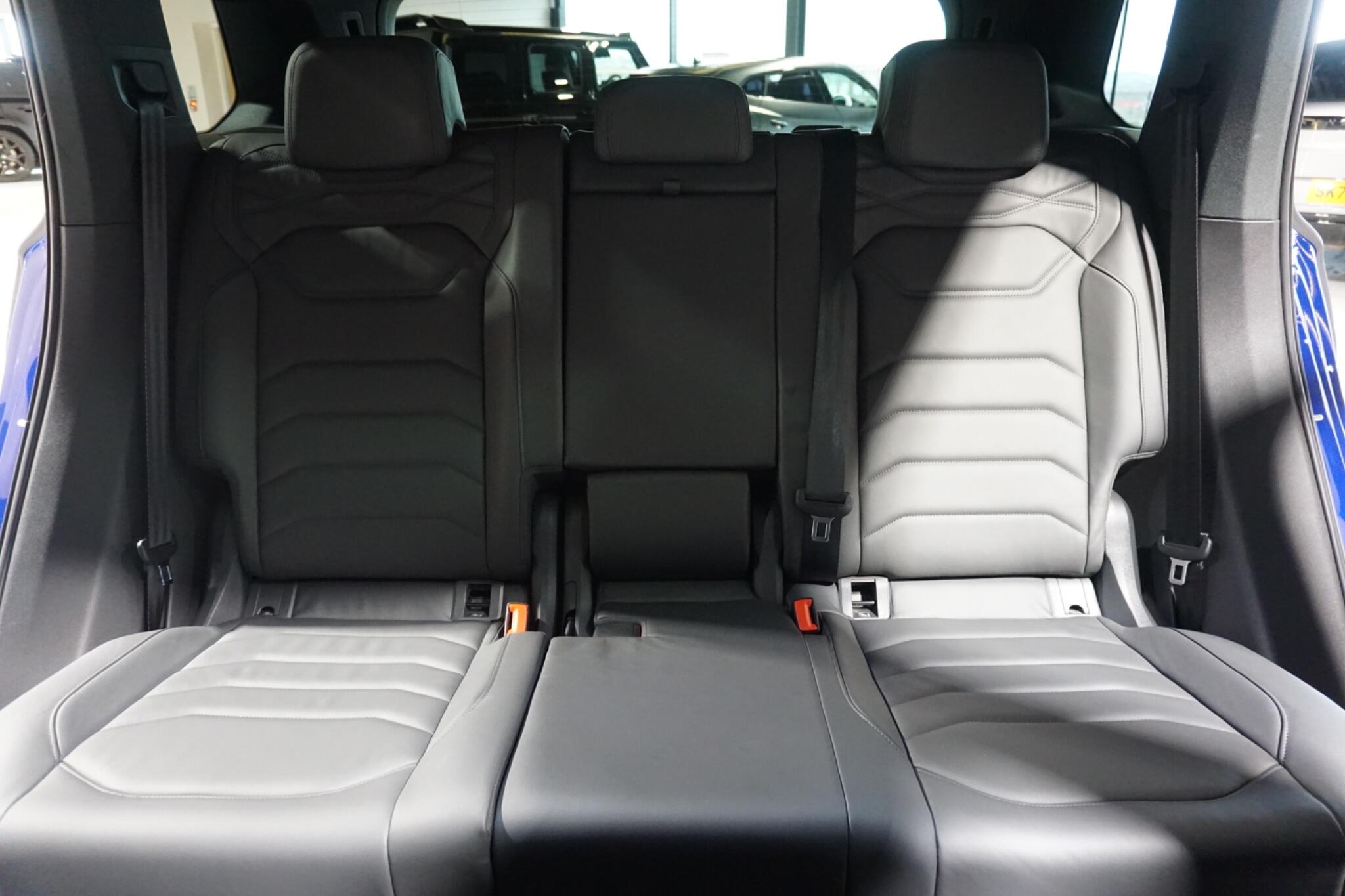 Volkswagen Touareg 3.0 V6 TSI eHybrid 14.3kWh R SUV 5dr Petrol Plug-in Hybrid Tiptronic 4Motion Euro 6 (s/s) (462 ps)